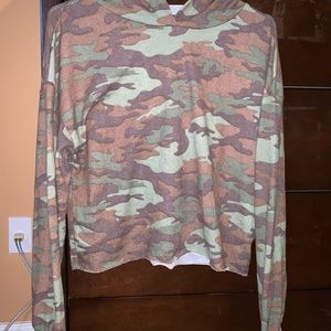 Camo cropped long sleeve hoodie